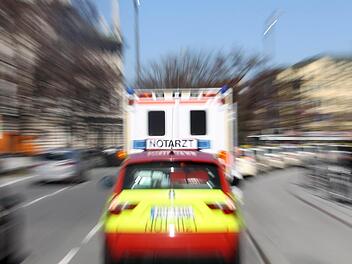 Tagtägliches Bild in Deutschland: Ein Notarzt auf dem Weg zu einem Einsatz. Symbolbild: dpa