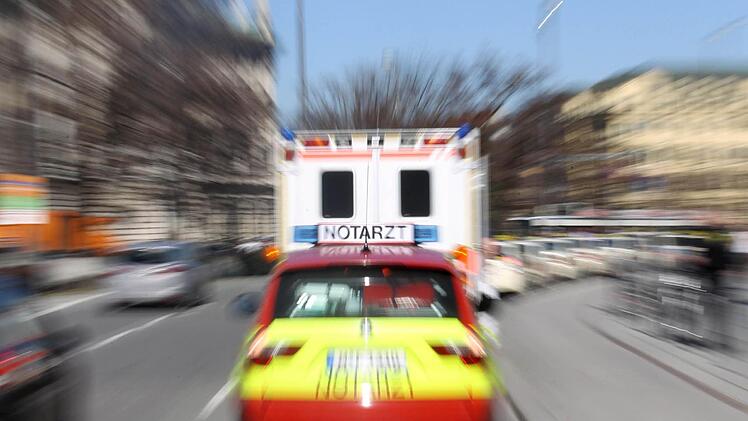 Tagtägliches Bild in Deutschland: Ein Notarzt auf dem Weg zu einem Einsatz. Symbolbild: dpa