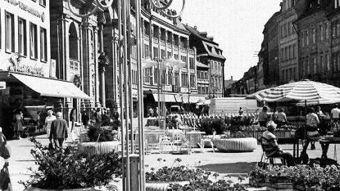 So fing es an: Lampen, Blumenkübel, Röhrenbrunnen anno 1977.  Foto: p