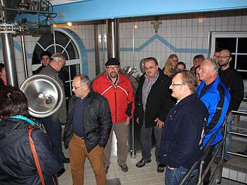 Im Sudhaus erklärte Braumeister Reinhold Reblitz den Besuchern, wie die verschiedenen Biersorten gebraut werden. Foto: Matthias Einwag