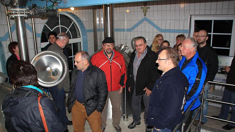 Im Sudhaus erklärte Braumeister Reinhold Reblitz den Besuchern, wie die verschiedenen Biersorten gebraut werden. Foto: Matthias Einwag
