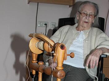 Auf ihr geliebtes Spinnrad, auf dem sie zeitlebens Wolle gesponnen hat, will Anni Götz auch im Seniorenheim nicht verzichten. Handarbeiten, vor allem Stricken, waren immer die große Leidenschaft der Seniorin, die jetzt ihren 90. Geburtstag feierte. Foto: Sonja Adam