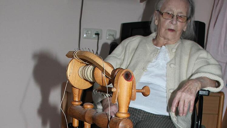 Auf ihr geliebtes Spinnrad, auf dem sie zeitlebens Wolle gesponnen hat, will Anni Götz auch im Seniorenheim nicht verzichten. Handarbeiten, vor allem Stricken, waren immer die große Leidenschaft der Seniorin, die jetzt ihren 90. Geburtstag feierte. Foto: Sonja Adam