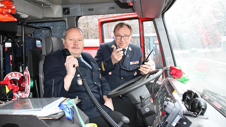 Kreisbrandinspektor Thomas Eyrich (von links) und Kreisbrandrat Benno Metz zeigen je eines der neuen digitalen Fahrzeug- und Handfunkgeräte. Seit 2. Januar sind sie offiziell in Betrieb. Foto: Ralf Ruppert
