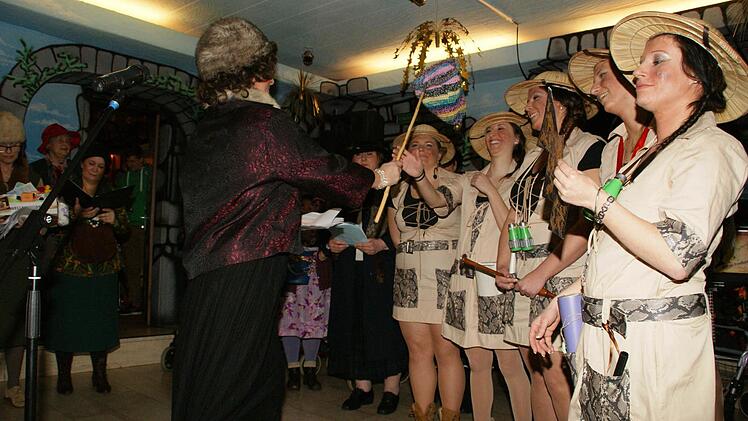 Generationswechsel beim Weiberfasching in Eltmann: die alten Faschingsweiber übergaben mit großer Show die Faschings-Insignien an die jungen, die die Stadträte gleich ordentlich in die Mangel nahmen. Fotos: Sabine Weinbeer