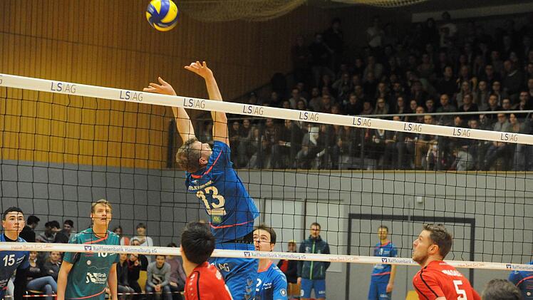 1:3 gegen den Tabellenführer verloren, aber wieder viele Sympathie-Punkte gewonnen haben Hammelburgs Volleyballer (blaue Trikots). Foto: Hopf