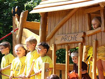 Auf dem neuen Spielschiff erzählten die Münnerstädter Kindergartenkinder die Geschichte von Noah und seiner Arche.  Foto: Heike Beudert