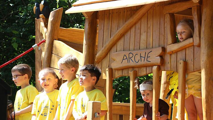 Auf dem neuen Spielschiff erzählten die Münnerstädter Kindergartenkinder die Geschichte von Noah und seiner Arche.  Foto: Heike Beudert