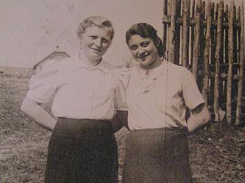 Erna Dürrbeck (l.) als 18- oder 19-Jährige mit einer jungen TschechinRepros: Heidi Amon