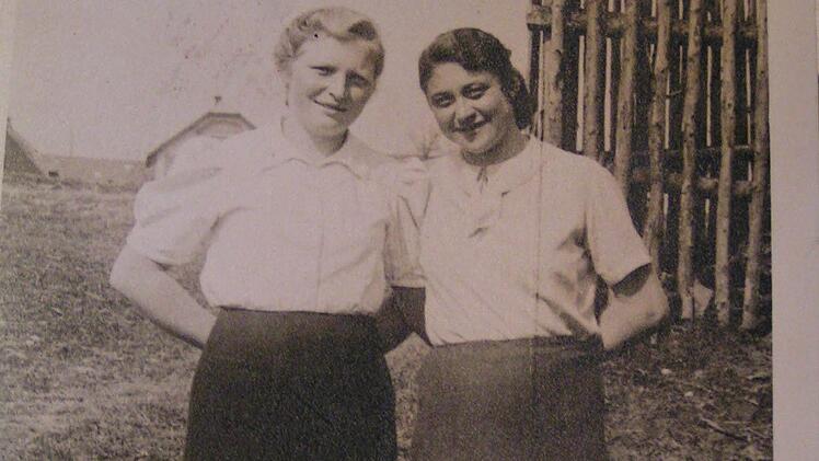 Erna Dürrbeck (l.) als 18- oder 19-Jährige mit einer jungen TschechinRepros: Heidi Amon