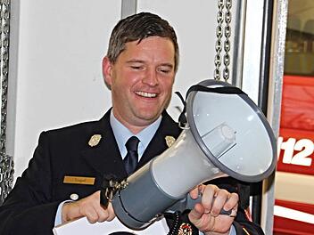 Kommandant Christian Vogel freut sich über das Megafon.  Foto: Helmut Will