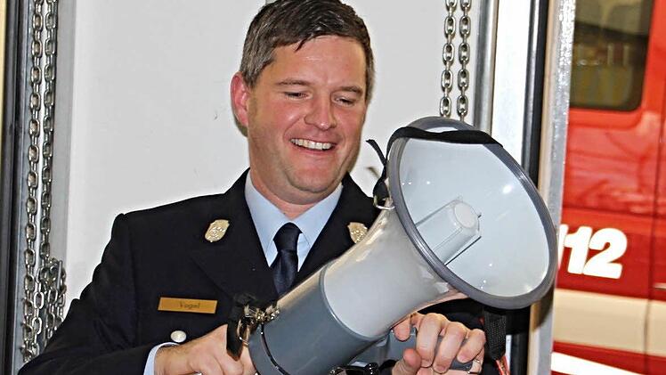 Kommandant Christian Vogel freut sich über das Megafon.  Foto: Helmut Will