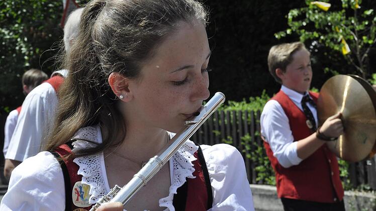 Über 1000 Musiker feierten sich und ihr Hobby beim Bundesbezirksmusikfest in Burkardroth. Bei zwei Paraden mit 35 Kapellen aus der ganzen Region zogen sie durchs Dorf und demonstrierten, dass Musik aus mehr besteht als Noten. Foto: Peter Klopf