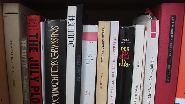 Literatur über den Widerstand gegen den Nationalsozialismus füllen viele Regalmeter der Bibliothek des ehemaligen bayerischen Justizministers - darunter zahlreiche Bände über das Attentat am 20. Juli 1944 und über die Verschwörer von Beck über Goerdeler bis Stauffenberg. Foto: Matthias Einwag