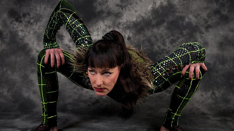Schlangenfrau Katrina mimt in ihren Darbietungen gerne mal eine giftige Spinne. Foto: PR