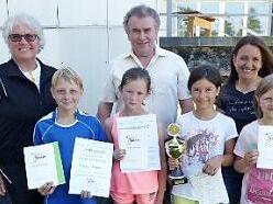 Unser Bild zeigt (vorne, von links) Dennis Kaiser, Lea Keßler, Darina Istrate und Freya Grimme sowie (hinten, von links) Rektorin Annemarie Hebentanz-Weiß, Bürgermeister Siegfried Beyer und Sportbeauftragte Andrea Söllner.  Foto: Klaus-Peter Wulf