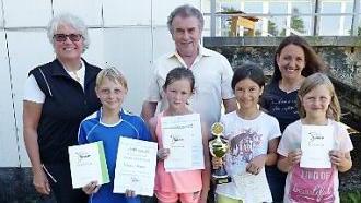 Unser Bild zeigt (vorne, von links) Dennis Kaiser, Lea Keßler, Darina Istrate und Freya Grimme sowie (hinten, von links) Rektorin Annemarie Hebentanz-Weiß, Bürgermeister Siegfried Beyer und Sportbeauftragte Andrea Söllner.  Foto: Klaus-Peter Wulf