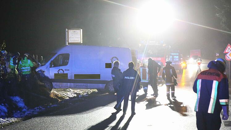 Schwerer Unfall bei Gefrees im Landkreis Bayreuth: Eine Frau wurde in ihrem Auto eingeklemmt und musste befreit werden.  Foto: NEWS5 / Fricke