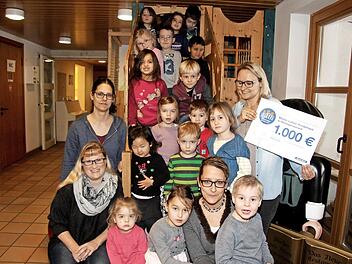 Anne Stark freut sich mit den Kindern, der stellvertretenden Leiterin Anna Plack und Pfarrerin Nina-Dorothee Mützlitz über das Losglück. Foto: Richard Sänger