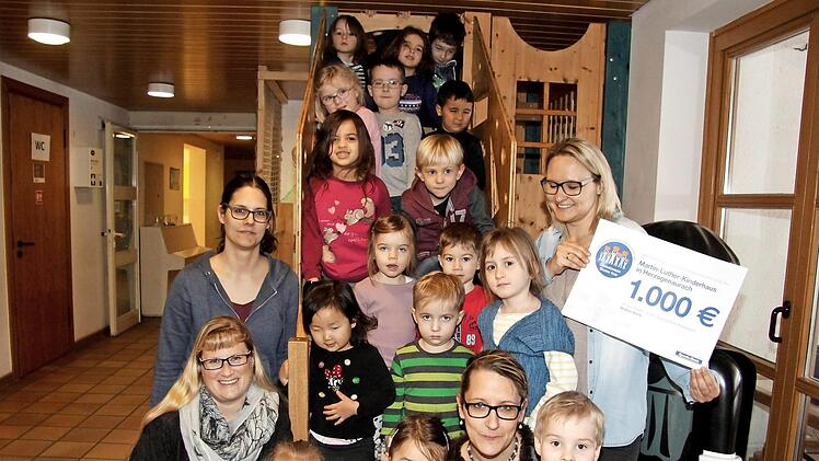 Anne Stark freut sich mit den Kindern, der stellvertretenden Leiterin Anna Plack und Pfarrerin Nina-Dorothee Mützlitz über das Losglück. Foto: Richard Sänger
