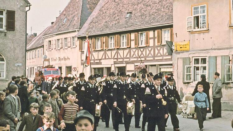 Am Sonntag, 10. Juni 1956, bewegte sich ein großer Festzug durch Herzogenaurach. Gefeiert wurde das 75-jährige Bestehen der Feuerwehr.  Foto: Stadtarchiv