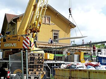 Der Umbau des Bahnhofsgeb&auml;udes ist in vollem Gang. Am Dienstag wurde die Decke am neuen Anbau aufgebracht. Foto: Dieter H&uuml;bner