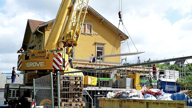 Der Umbau des Bahnhofsgebäudes ist in vollem Gang. Am Dienstag wurde die Decke am neuen Anbau aufgebracht. Foto: Dieter Hübner