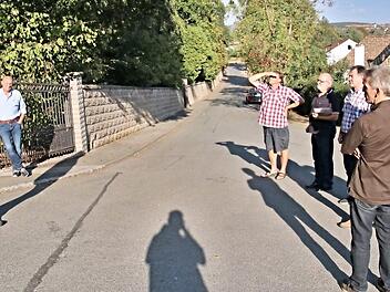 Lange Schatten warfen Bürgermeister Helmut Dietz (links) und die Mitglieder des Bauausschusses in der Schlossstraße Untermerzbach, wo eine Beschränkung der Geschwindigkeit auf 30 km/h angeordnet wird. Mit auf dem Foto (weiter von links) Jürgen Fromm, Heinrich Döhler, Verwaltungsleiter Edgar Maier, Norbert Scheichenost und Robert Bohla Fotos: Helmut Will