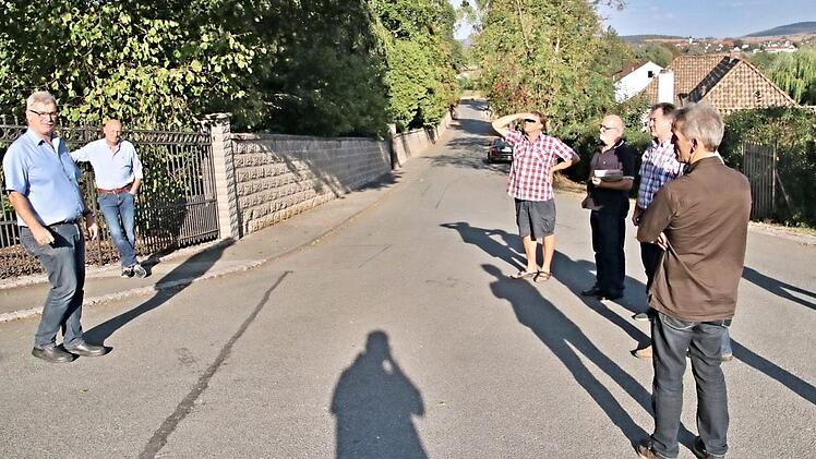 Lange Schatten warfen Bürgermeister Helmut Dietz (links) und die Mitglieder des Bauausschusses in der Schlossstraße Untermerzbach, wo eine Beschränkung der Geschwindigkeit auf 30 km/h angeordnet wird. Mit auf dem Foto (weiter von links) Jürgen Fromm, Heinrich Döhler, Verwaltungsleiter Edgar Maier, Norbert Scheichenost und Robert Bohla Fotos: Helmut Will