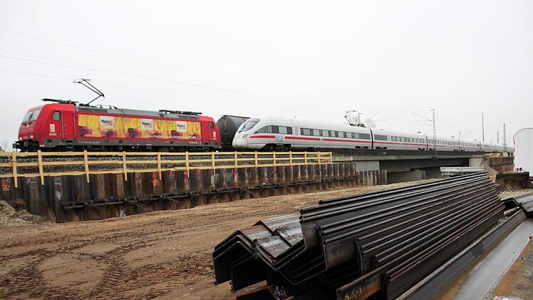 Rechts neben der bestehenden Eisenbahnbrücke  werden zwei neue Bahngleise errichtet.