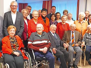 Langjährige Mitglieder hat der Awo-Ortsverein Kulmbach geehrt. Im Bild (hintere, Reihe von links) Hans Werther, Ortsvereinsvorsitzender Hartmut Rochholz, Renate Kaupper, Ehrenkreisvorsitzender Oskar Schmidt, Alma Taubenreuther, Withold Prechel, Kreisvorsitzende MdL Inge Aures, Ljubow Prechel, Stadtrat Ingo Lehmann, Ute Walther, Luise Russ, Susanne Rochholz, Gerlinde Felbinger, Rosalinde Stenglein, Horst Philip, Monika Scholz und Christa Meißner. Vorne von links Brigitte Kauka, Reinhold Fiedle...