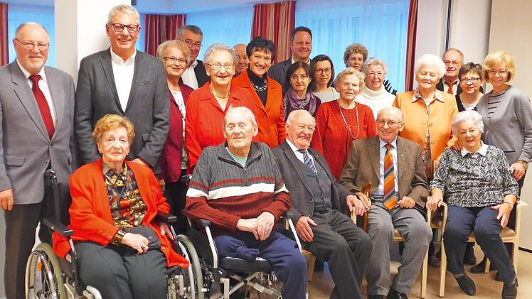 Langjährige Mitglieder hat der Awo-Ortsverein Kulmbach geehrt. Im Bild (hintere, Reihe von links) Hans Werther, Ortsvereinsvorsitzender Hartmut Rochholz, Renate Kaupper, Ehrenkreisvorsitzender Oskar Schmidt, Alma Taubenreuther, Withold Prechel, Kreisvorsitzende MdL Inge Aures, Ljubow Prechel, Stadtrat Ingo Lehmann, Ute Walther, Luise Russ, Susanne Rochholz, Gerlinde Felbinger, Rosalinde Stenglein, Horst Philip, Monika Scholz und Christa Meißner. Vorne von links Brigitte Kauka, Reinhold Fiedle...