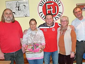 Rund 250 Preise wurden bei der Christbaumverlosung des Sportvereins Fortuna unters Volk gebracht. Unser Bild zeigt (von links) Vorsitzenden Uwe Marx, Petra Schmidt-Holzer, Stefan Schieber, Christine Winkler und Harald Kleiber. Foto: Werner Oetter
