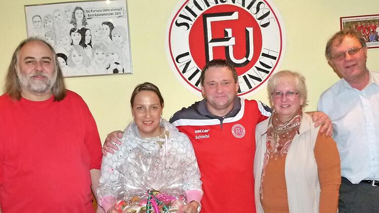 Rund 250 Preise wurden bei der Christbaumverlosung des Sportvereins Fortuna unters Volk gebracht. Unser Bild zeigt (von links) Vorsitzenden Uwe Marx, Petra Schmidt-Holzer, Stefan Schieber, Christine Winkler und Harald Kleiber. Foto: Werner Oetter