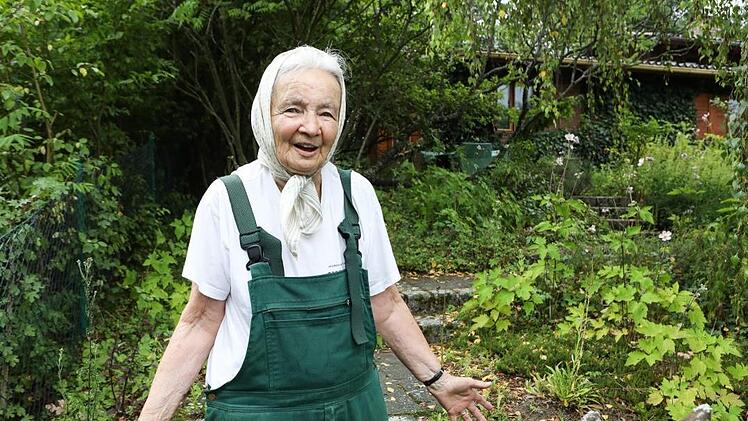 Sieht aus wie in einem Film von Rosamunde Pilcher: In Helga  Schmidtleins Gartenparadies  war der Pfeil eingetroffen.  Foto: Barbara Herbst
