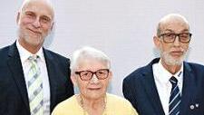 Maria Rest wurde für ihre 30-jährige Mitgliedschaft vom Ortsvorsitzenden Helmut Beck (rechts) und Oberbürgermeister Kay Blankenburg geehrt.  Foto: Peter Rauch