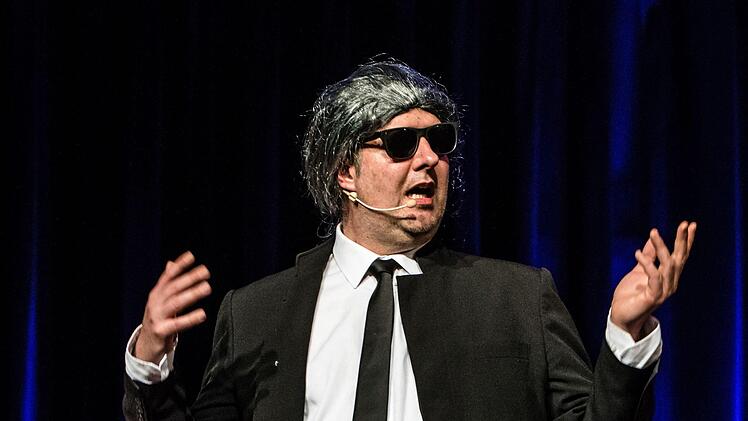 Heftigen Applaus verdiente sich das Trio TBC beim Gastspiel im ausverkauften Coburger Kongresshaus Rosengarten mit seinem satirischen Jahresrückblick.Foto: Jochen Berger