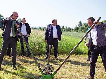 Per Hebel befördern Landrat Christian Meißner und Staatsminister Thorsten Glauber die entnommene erste Bodenprobe im Rahmen des Pilotprojekts wieder nach oben. Fotos: Mario Deller