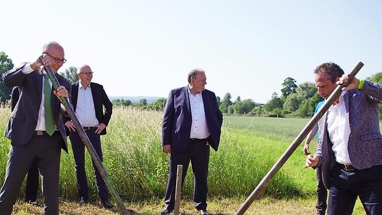 Per Hebel befördern Landrat Christian Meißner und Staatsminister Thorsten Glauber die entnommene erste Bodenprobe im Rahmen des Pilotprojekts wieder nach oben. Fotos: Mario Deller