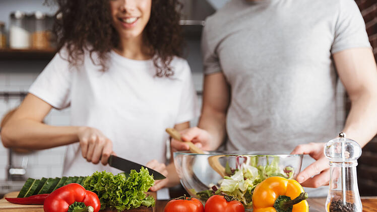 Kochen Essen zubereiten zusammen