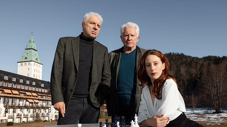 Franz Leitmayr (Udo Wachtveitl, links) und Ivo Batic (Miroslav Nemec) stehen im "Tatort: Zugzwang" vor eine, Rätsel: Wurde die Sekundantin von Natalie Laurent (Roxane Duran) ermordet oder beging sie womöglich Selbstmord?