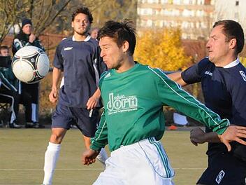 Von wegen Ballkontrolle: In dieser Szene vertändelt der Riedenberger Fabian Seuring (links) das Leder gegen Andrzej Sadowski (rechts), was der Garitzer Spielertrainer mit dem 4:0 bestrafte. Foto: Hopf