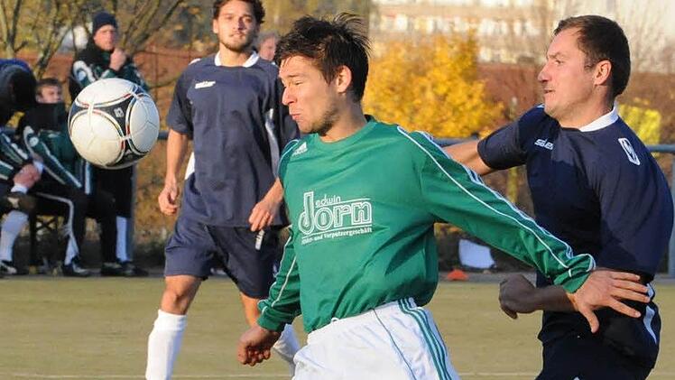 Von wegen Ballkontrolle: In dieser Szene vertändelt der Riedenberger Fabian Seuring (links) das Leder gegen Andrzej Sadowski (rechts), was der Garitzer Spielertrainer mit dem 4:0 bestrafte. Foto: Hopf
