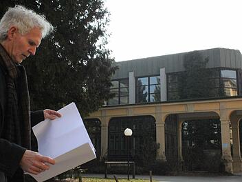 Nach arbeiten Erwin Full und seine Kollegen vom Staatlichen Bauamt an den Plänen für das künftige Behördenzentrum, doch der Abriss des ehemaligen Bewegungsbades ist beschlossene Sache. Fotos: Thomas Mäuser