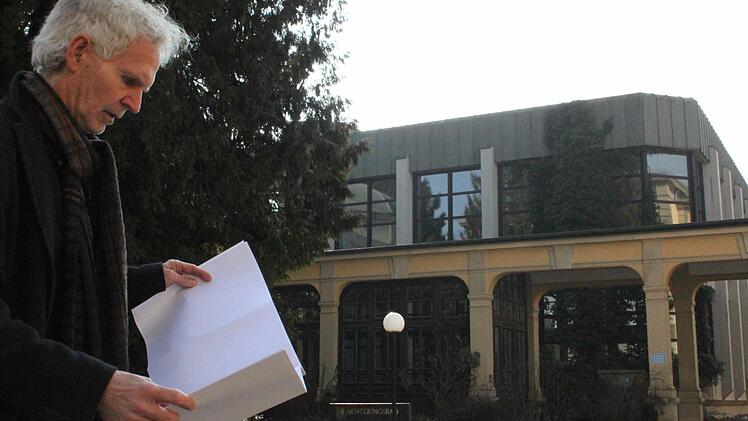 Nach arbeiten Erwin Full und seine Kollegen vom Staatlichen Bauamt an den Plänen für das künftige Behördenzentrum, doch der Abriss des ehemaligen Bewegungsbades ist beschlossene Sache. Fotos: Thomas Mäuser