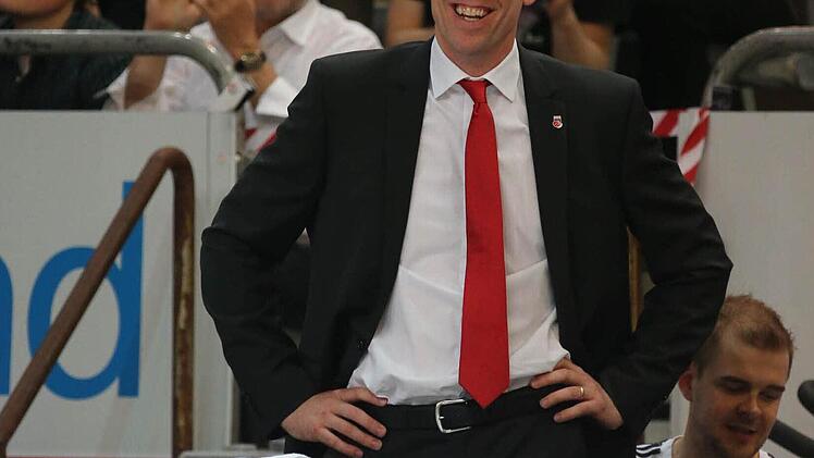 Die absolute Zuversicht, kurz vor Spiel-beginn: Hände in die Hüfte gepresst, Schultern auf einer Linie, optimistisches Lächeln. Foto: Matthias Hoch