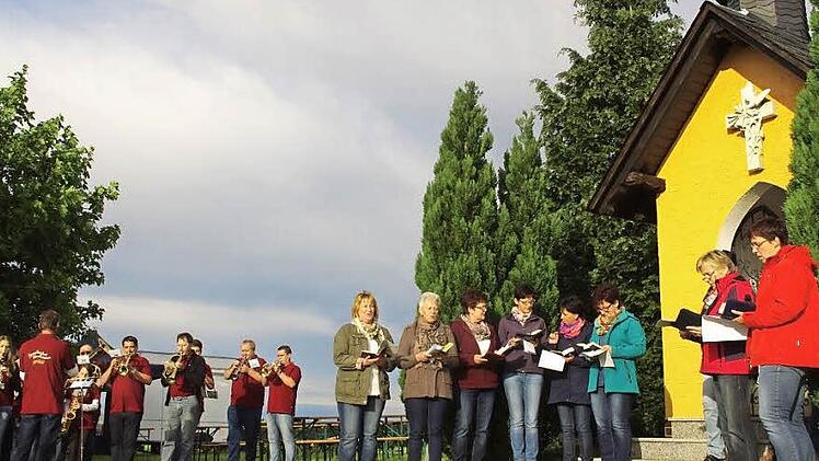 Die Mitglieder des neuen Pfarrgemeinderats von St. Ägidius Lahm unter Leitung der beiden Vorsitzenden Susanne Stadelmann (links) und Isabella Kotschenreuther (rechts). Für die musikalische Umrahmung sorgte der Musikverein Hesselbach.