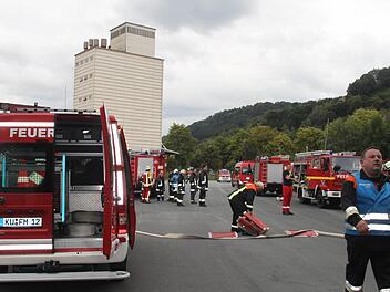 Der Schwelbrand bei der Firma Iruso in der Albert-Ruckdeschel-Straße in Kulmbach am Samstagvormittag war glücklicherweise schnell unter Kontrolle. Das Getreidesilo war nicht betroffen. Foto: Christine Fischer