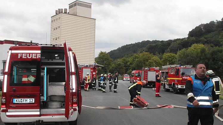 Der Schwelbrand bei der Firma Iruso in der Albert-Ruckdeschel-Straße in Kulmbach am Samstagvormittag war glücklicherweise schnell unter Kontrolle. Das Getreidesilo war nicht betroffen. Foto: Christine Fischer