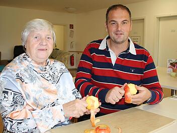 Wenn Zeit ist, setzt sich Michael Wehner auch gerne mit Bewohnern wie Rosa Zirkelbach mal an den Tisch und schält einen Apfel. Foto: Ralf Ruppert